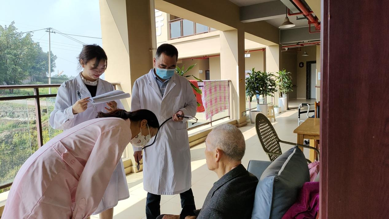 为什么越来越多的老人愿意去养老院养老？